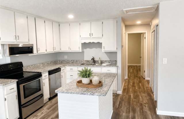 Cottage in golf cart district ! Gallery 3
