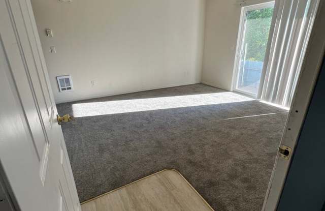 Newly Renovated Two Bedroom Apartment - Close to Oregon Tech and Sky Lakes! - 2023 North Eldorado Avenue, Klamath Falls, OR 97601