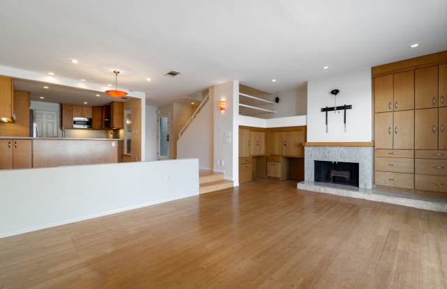 Stunning Waterfront Townhome in Huntington Beach! - 3358 Tempe Drive, Huntington Beach, CA 92649
