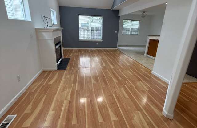 Beautifully Refreshed 2-Story in East Vancouver! 3B/2Ba with Vaulted Ceilings, Fenced Yard & 2-Car Garage! Gallery 3