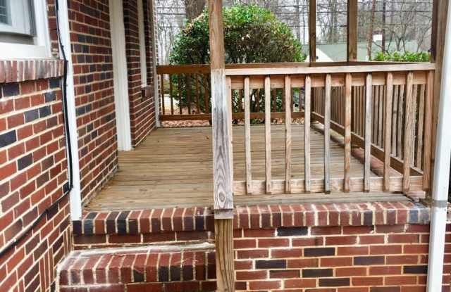 Great 3BR/2BA brick home, walking distance to WFU! Gallery 3