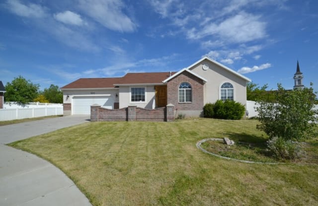 7646 W Wing Pointe Cir - 7646 S Wing Pointe Dr, Magna, UT 84044