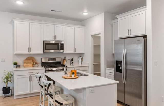 Desert Color Townhome 4-Bedrooms! Gallery 4