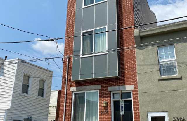 Beautiful 3-Bedroom Townhouse in Fishtown with Rooftop Deck! Available mid-August! photos photos
