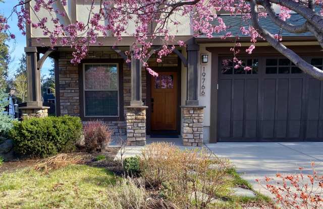 Warm & Inviting Home with Bonus Den in Prime SW Bend Location Gallery 3