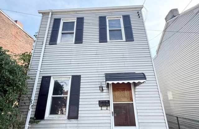 One or 2 bedroom, 1 bathroom home with a den in the heart of Lawrenceville. Gallery 1