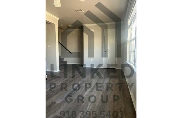 Townhome off Riverside in Tulsa! Gallery 3