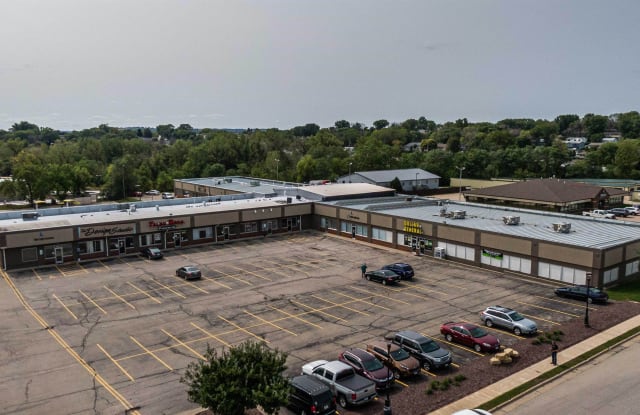 3250 Kennedy - 3250 Kennedy Cir, Dubuque, IA 52002