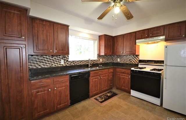 559 Fox Hills Drive N Gallery 3