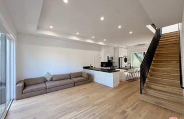3989 1/2 Beethoven Street Gallery 2