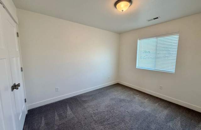 Nearly New Townhome Gallery 3