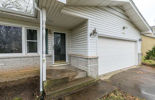 SOUTH SPRINGFIELD HOME (Kickapoo and Cherokee Schools) -- 3 Bed | 1.5 Bath | 2 Car Garage -- LARGE Backyard Gallery 4