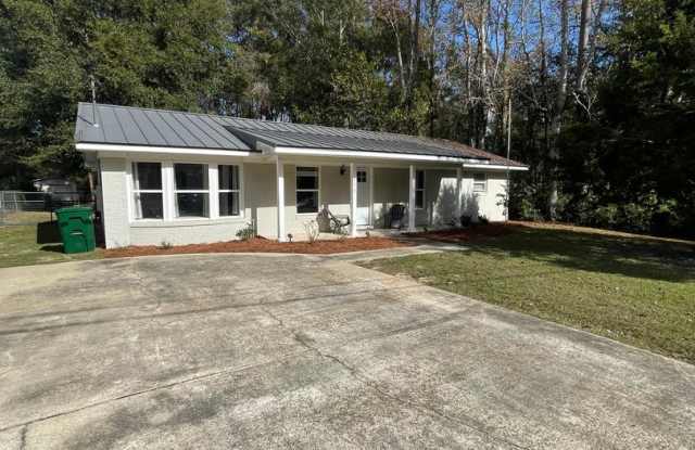 Home in Ozark! - 124 Bonnie Drive, Ozark, AL 36360 Home in Ozark! - 124 Bonnie Drive, Ozark, AL 36360