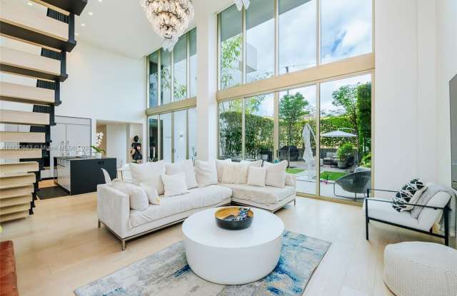 300 Collins Ave photos photos