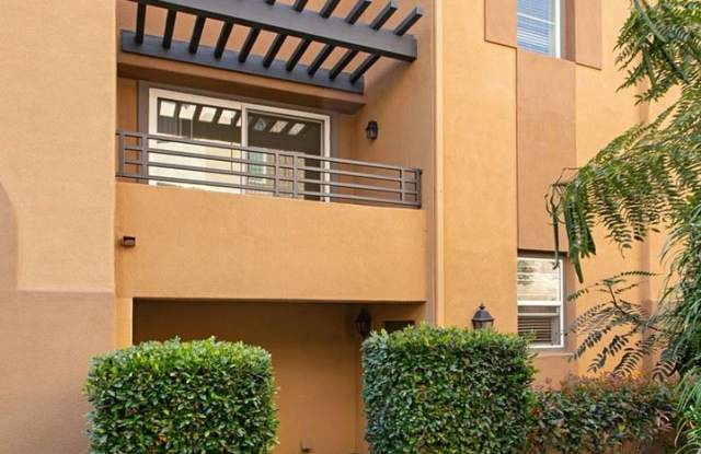 2813 Escala Circle Gallery 2