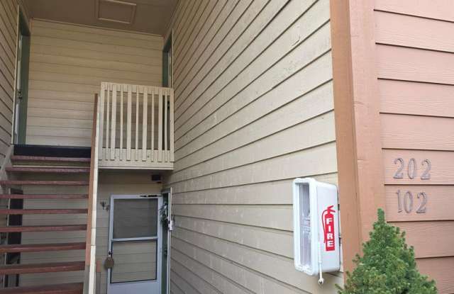 Kent east hill condo - 2 bedroom with vaulted ceiling, 2 bathrooms, ready for move in now! Gallery 3