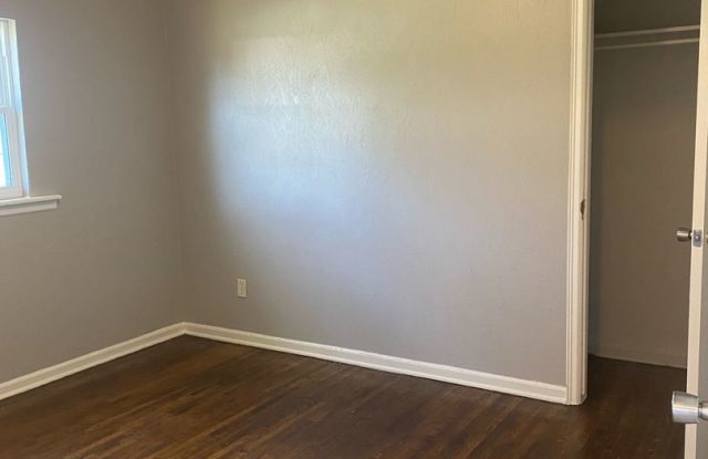4-Bed, 2-Bath Beauty with Tile Showers & Fenced Yard! Gallery 4