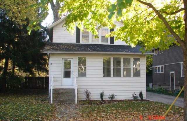 Large 3bed/2bath with full basement - 406 North Willis Avenue, Champaign, IL 61821