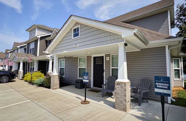 ***FURNISHED THREE-BEDROOM TOWNHOUSE*** Gallery 3