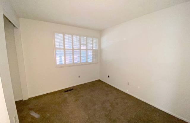 Amazing Central Sparks House - 5 Bedroom, 3 Full Baths Gallery 4
