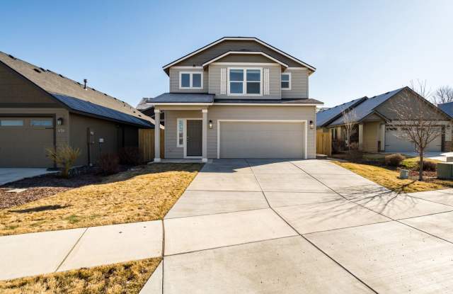 3 Bedroom 2.5 Bath Charming Redmond Home - 468 Northwest 30th Street, Redmond, OR 97756