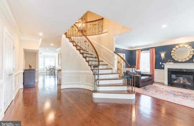 2138 PATRICK HENRY DRIVE Gallery 3