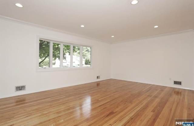 253 Jeffer Street Gallery 4