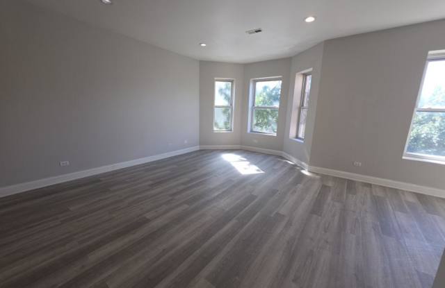 6607 South Kimbark Gallery 1