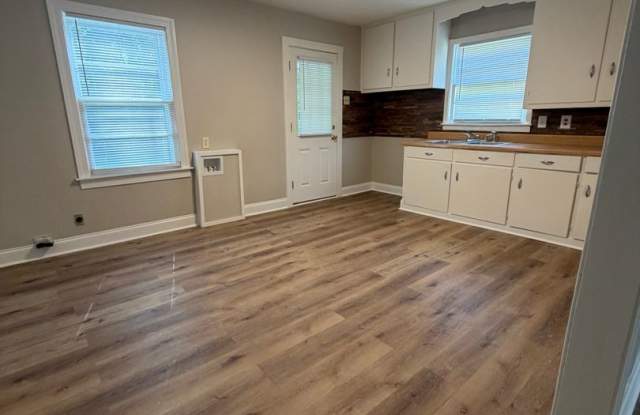 COMPLETELY RENOVATED! BEAUTIFUL BEMIS LIVING!!!!  AVAILABLE NOW! Gallery 4