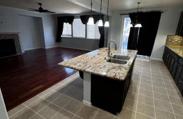 Spacious 4 bedroom near shopping and schools! Gallery 3