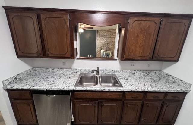Charming 3BR Duplex in Midwest City Gallery 4