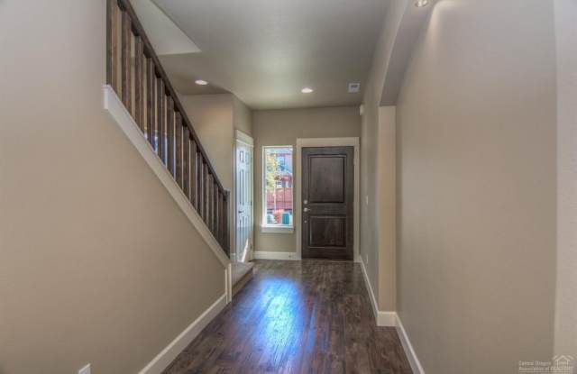 $500 off 1st month's rent! Newer SE Bend House w/A/C & Gas Heat, 3 Bdrms, 2.5 Baths, 2093 Sq Ft,  Gas Fireplace, Access to Pool Gallery 3