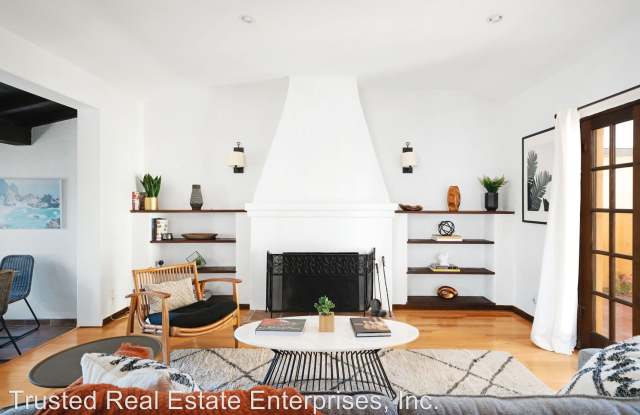 1028 Bath Lane Gallery 4