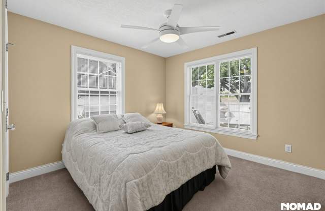 Charming 2BR Townhome in Oak Park Heights Gallery 4