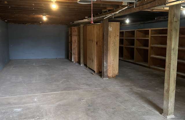 4138 South 43rd Street - Shop Gallery 3
