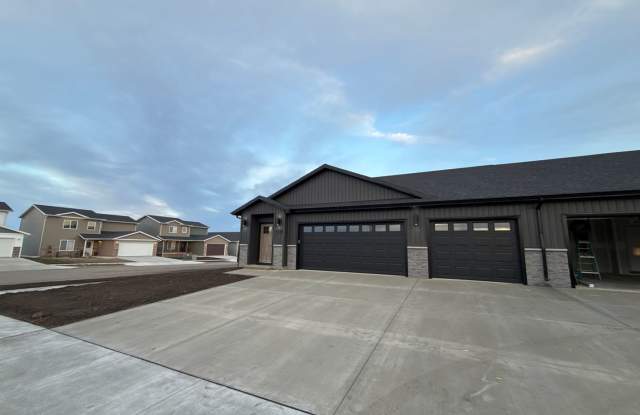 2532/2528 Landmark Drive - 2532 Landmark Drive, Minot, ND 58703