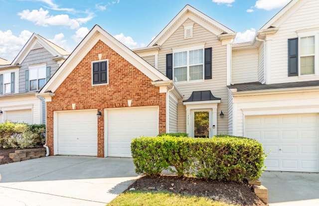 Phenomenal location+ 3 bed 2.5 bath Townhome in Long Lake with Amenities Galore! Gallery 3