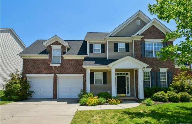 4 BR/2.5BA  Community Pool | Fenced backyard! photos photos
