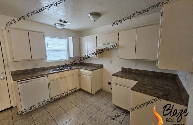 Spacious 3-Bedroom Home with Large Backyard Gallery 4