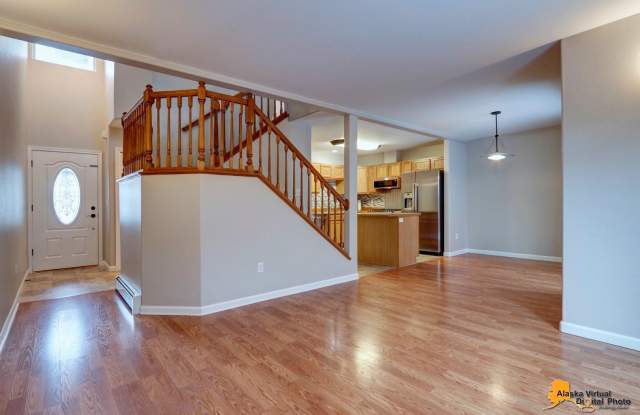 Amberwood Park: Homey Townhouse with Fenced Backyard Gallery 3
