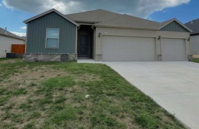 4 Bedroom, 2 Bath, 3 Car Garage - Republic Mo. Gallery 1