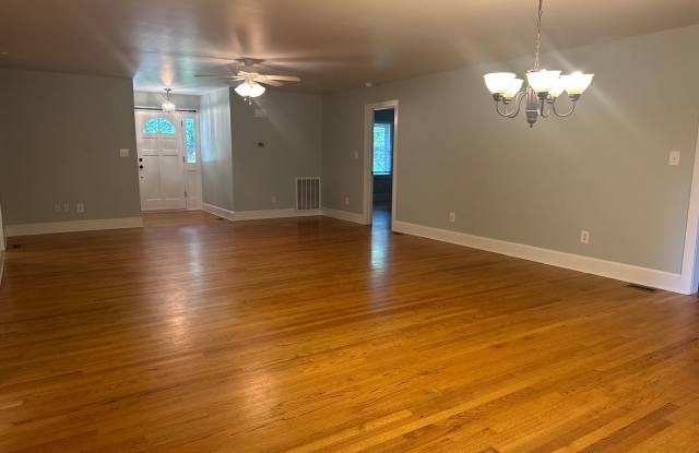 3BR/3.5BA plus bonus Full-Brick Ranch with Walkout Basement Gallery 4