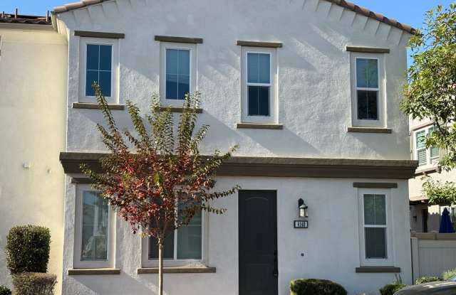 Spacious 3-Bedroom Townhome with Garage and Solar - 4140 Palomar Way, Oceanside, CA 92057