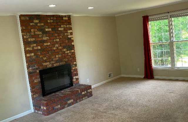 490 Woodgate Dr Gallery 2