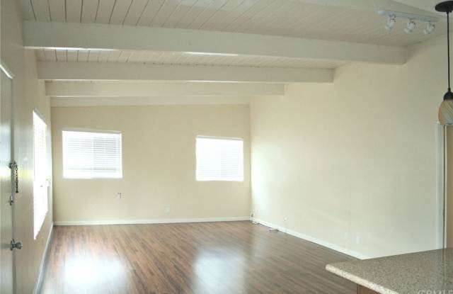 25355 Oak Street Gallery 4