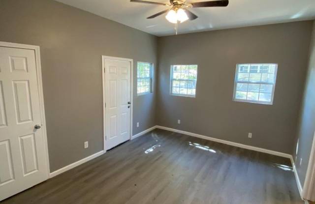 COMPLETELY REMODELED 2 bedroom/1 bath duplex AVAILABLE NOW! Gallery 3