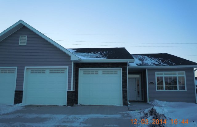 3 Bedroom Townhouse! - 3404 20th Street Southeast, Minot, ND 58701