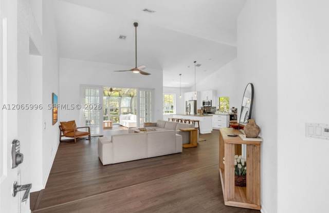 629 Spinnaker Gallery 4