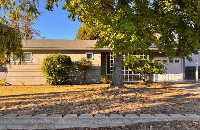 Hucrest 3 bedroom 1 bath home with garage Gallery 1