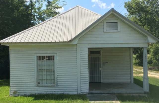 1402 Washington Avenue - 1402 Washington Avenue, Tuskegee, AL 36088